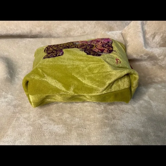 Powder Climbing Leopard Velvet Pouch - Picture 6 of 10